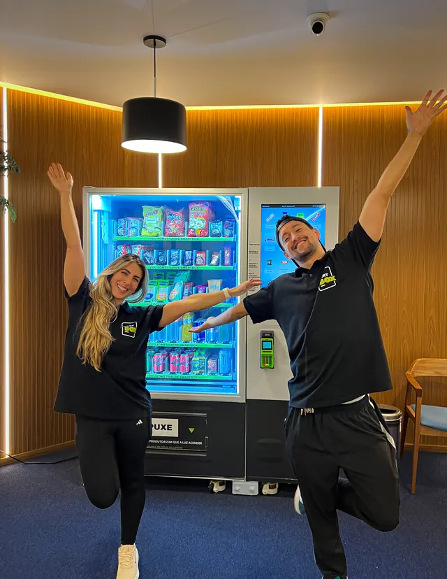 Equipe SmartBox comemorando em frente à vending machine