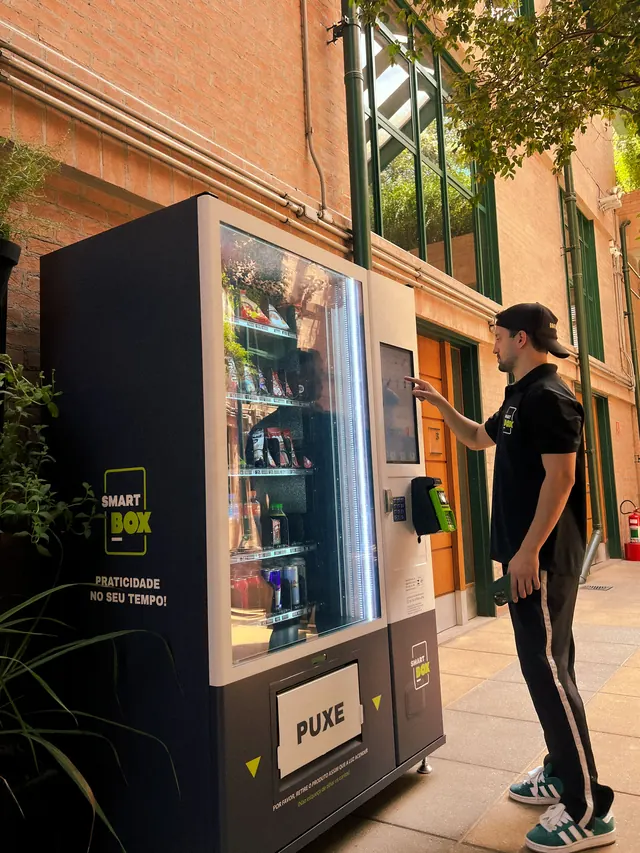 Vending machine SmartBox com cliente escolhendo produtos