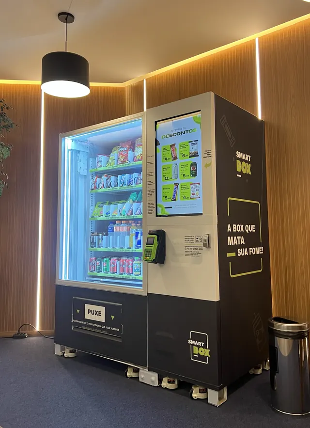 Vending machine SmartBox instalada em um lounge corporativo