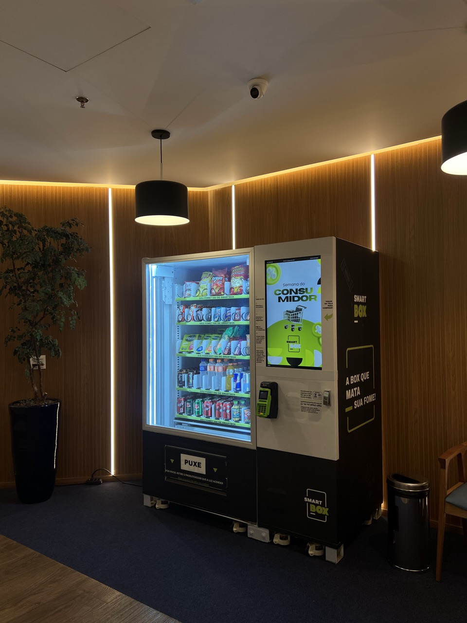 SmartBox Max (modelo TCN-11L) com tela touch em um lounge corporativo