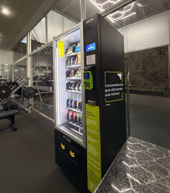 SmartBox Compact (modelo TCN-6G) instalada em uma academia