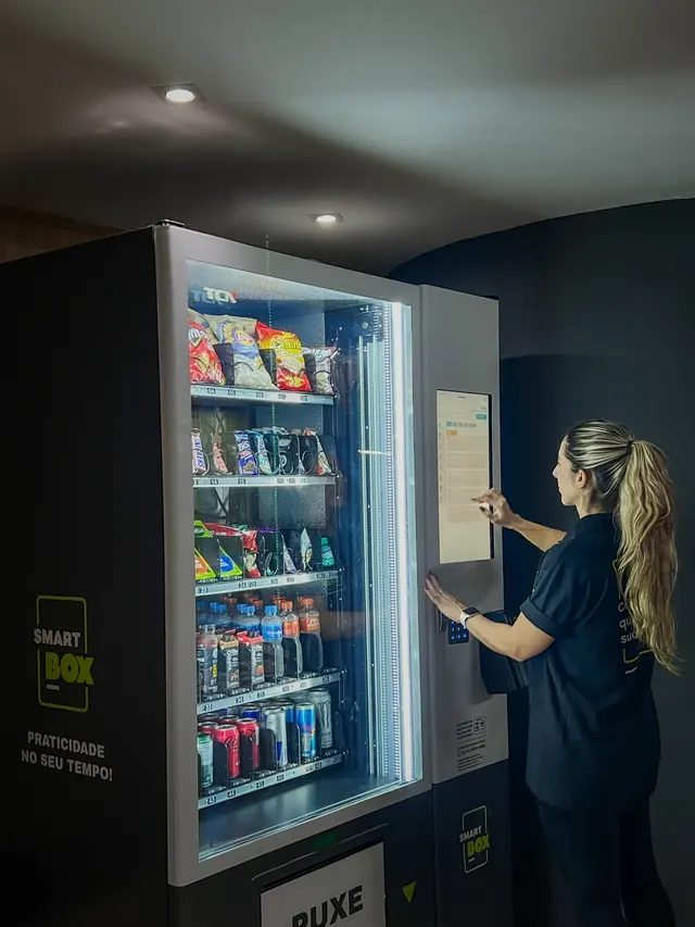 Cliente usando a tela interativa da vending machine