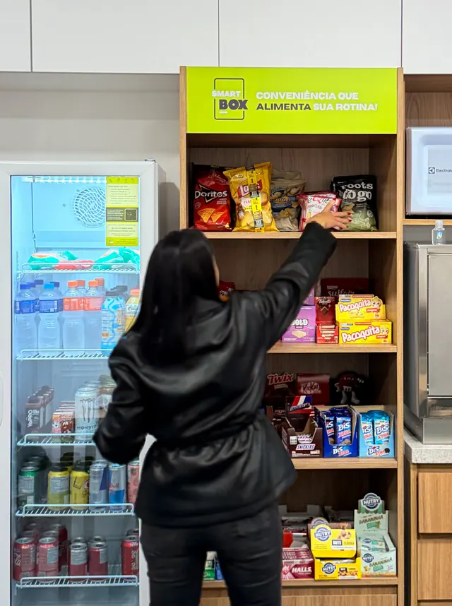 Cliente escolhendo produtos no minimercado
