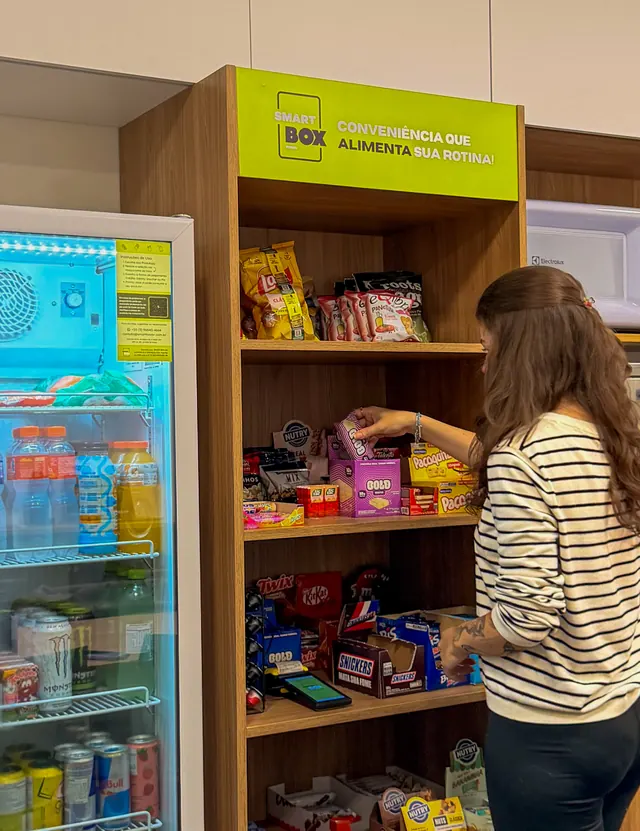 Cliente escolhendo produtos no minimercado