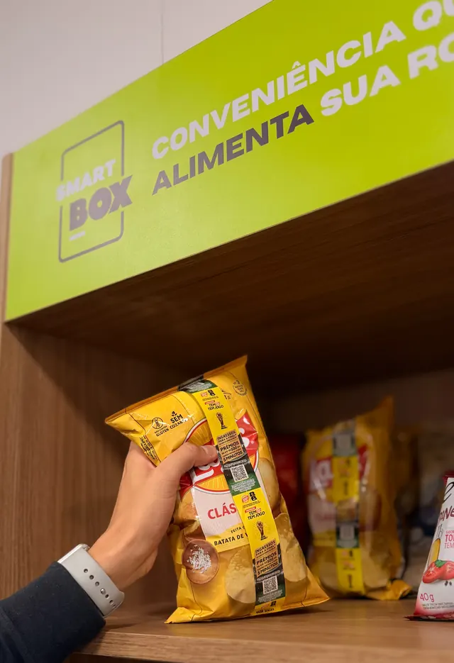 Prateleira do minimercado com a identidade visual SmartBox