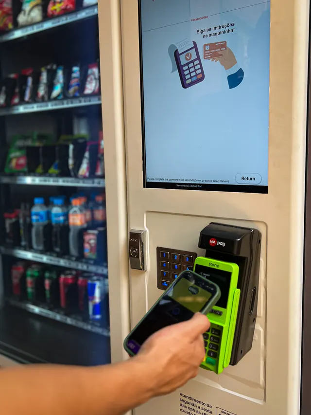 Tela interativa e leitora de pagamento da vending machine