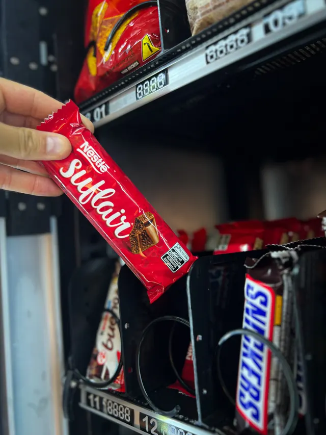 Chocolate sendo retirado da vending machine