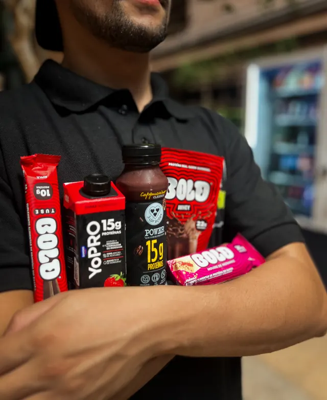 Colaborador segurando produtos proteicos