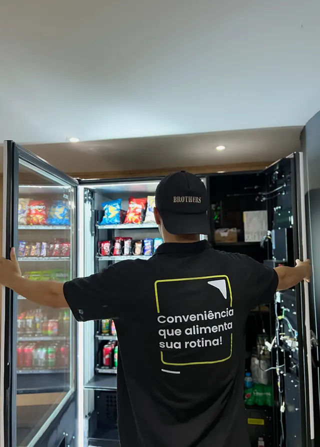 Colaborador abrindo a vending machine para reposição