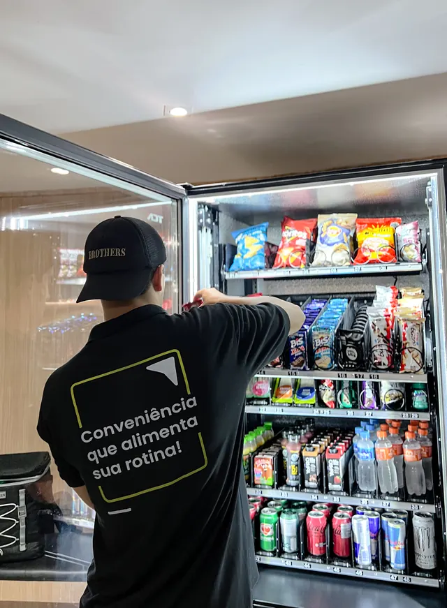 Colaborador da SmartBox repondo produtos na vending machine