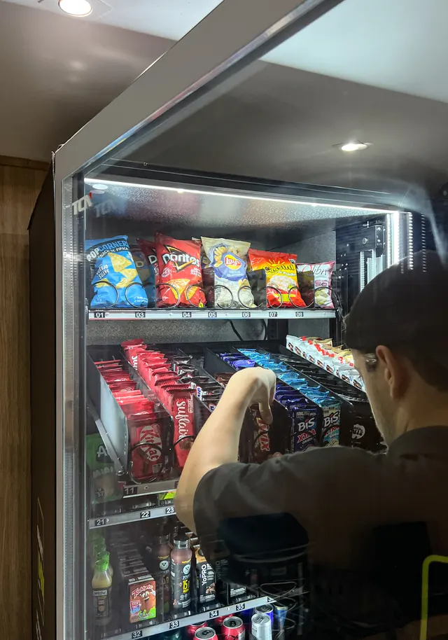 Vending machine aberta durante a reposição de snacks