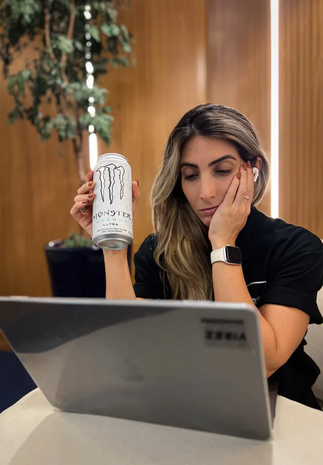 Profissional no notebook fazendo uma pausa com uma bebida comprada na SmartBox